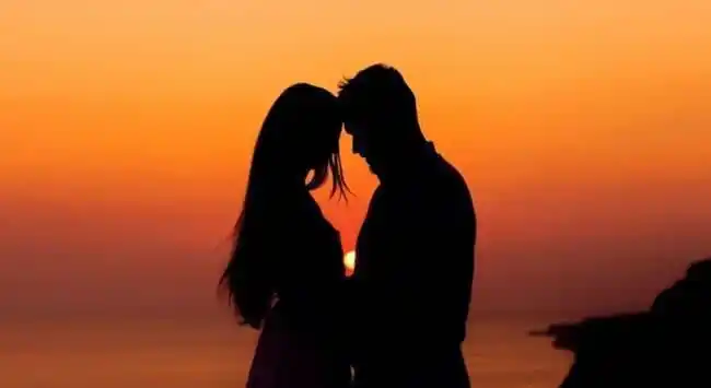 男女处于暧昧关系时有这四种表现