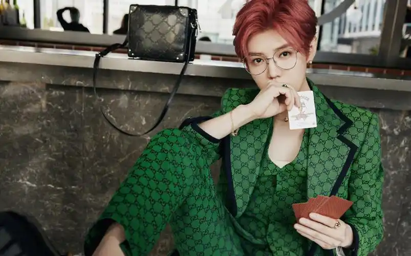 分享一组鹿晗图片给大家,图中的明星图片壁纸会点缀你的电脑桌面,美化