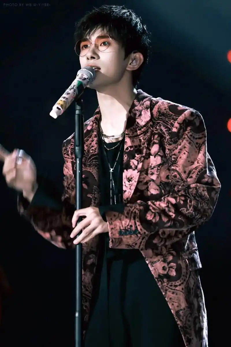 易烊千玺双十一舞台.羞答答的玫瑰静悄悄的开 (照片我是在wb - 抖音