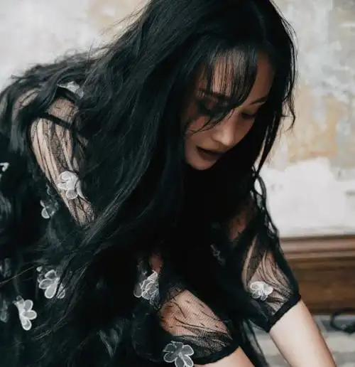 郑爽时尚大片穿黑色紧身长裙身材完美,五官真的好精致 明星搭配 第6张