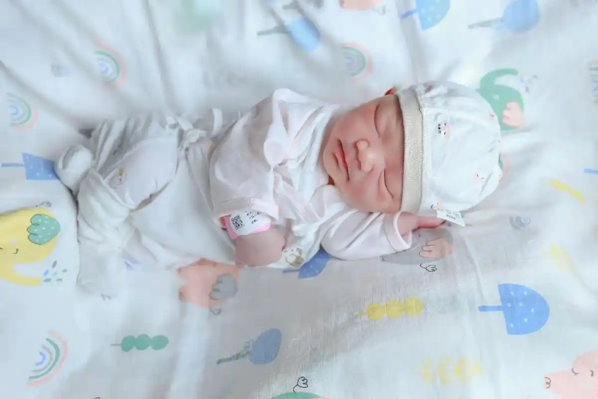 喜得千金,刚刚出生的小宝宝第一张照片 ,日夜相对仍百看不厌  - 抖音