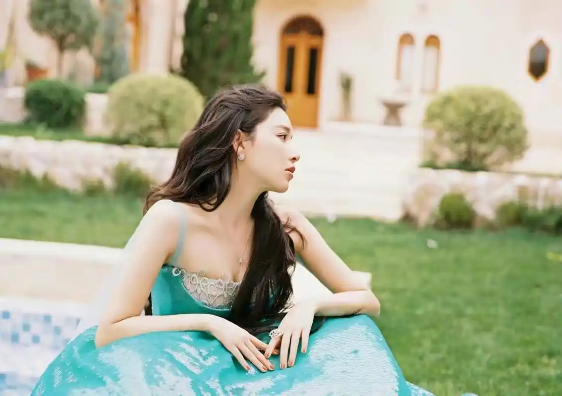 阚清子湖蓝色礼服裙好美