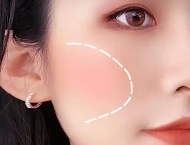 在眼睛下方画出一个心形的腮红(画的区域一定不能低于鼻翼),位置大概