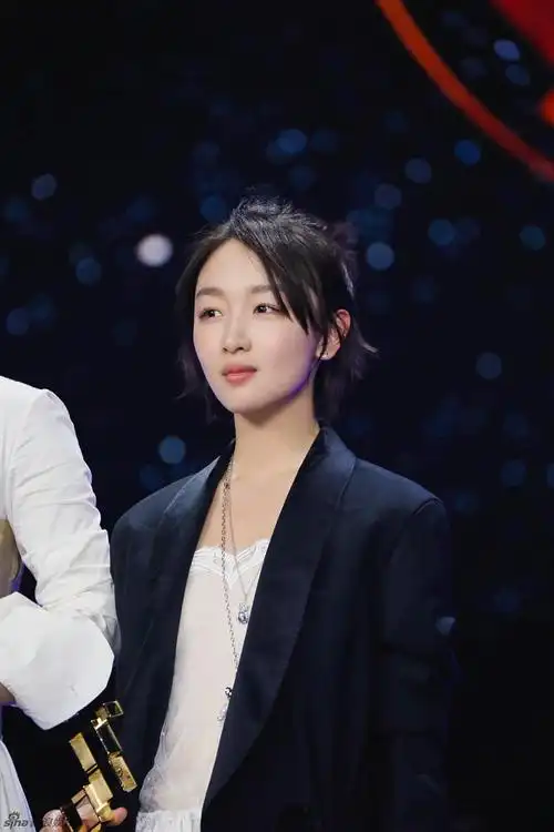 组图周冬雨帅气亮相微博之夜演绎小黄鸭凝视周冬雨帅气亮相微博之夜