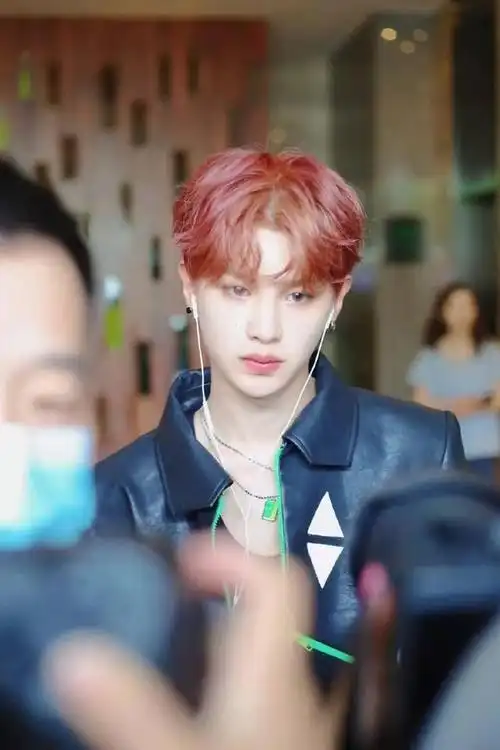 黄明昊上班潮流造型,粉发 皮衣.网友:直角肩好有安全感!