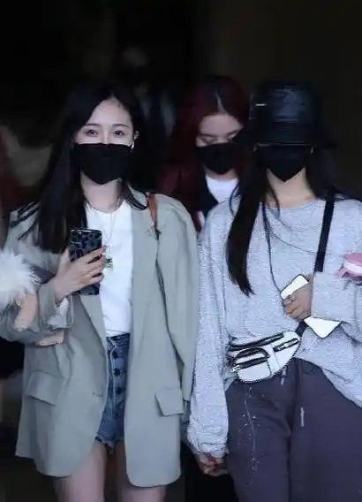 杨超越吴宣仪手挽手现身,一个搭配性感一个休闲潮流,造型反差萌_一身