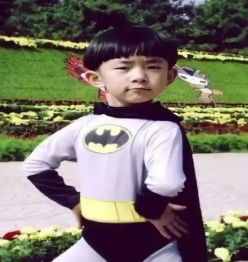 易烊千玺童年照曝光西瓜头发型吸睛肉嘟嘟的脸蛋让人想捏