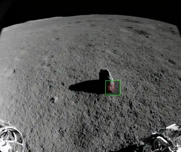 月球背面突显神秘"石碑",玉兔二号缓缓上前,终有答案!_腾讯新闻