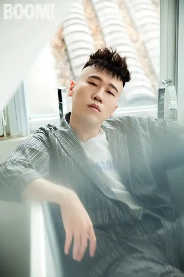 杨九郎初夏街拍演绎随性由我的自在态度