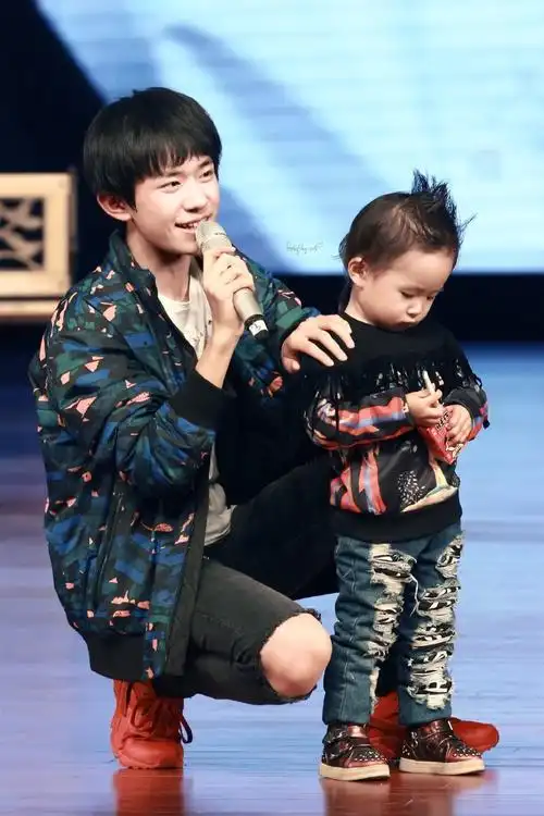 记得有个古早话题叫什么来着,全世界欠我一个易烊千玺这样的