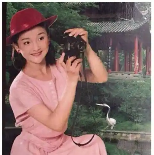 周迅小时候就长得灵气清秀,成绩也很好,喜欢唱歌跳舞.