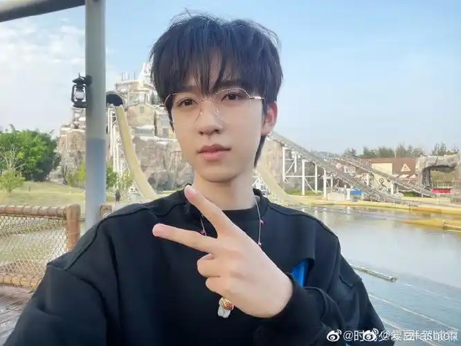 贺峻霖投篮姿势#贺峻霖打篮球投篮真的帅到我了,轻轻松松拿捏@时代