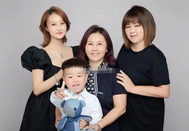 孙侨潞去世三月有余,母亲花瓣撒海祭奠女儿,因未结婚所以没墓地