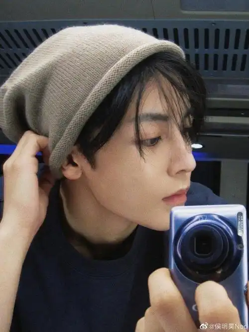 一些侯明昊帅照少年感好强胶片风的质感再加上男友穿搭