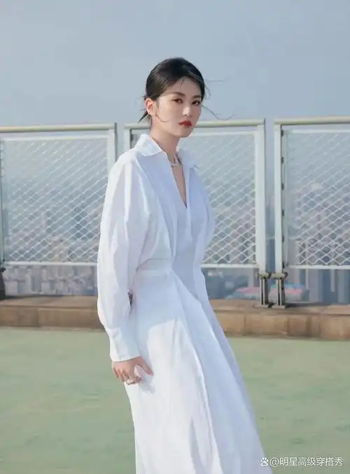 乔欣"美貌被低估",白色衬衫裙搭配珍珠耳骨耳饰,干干净净的美