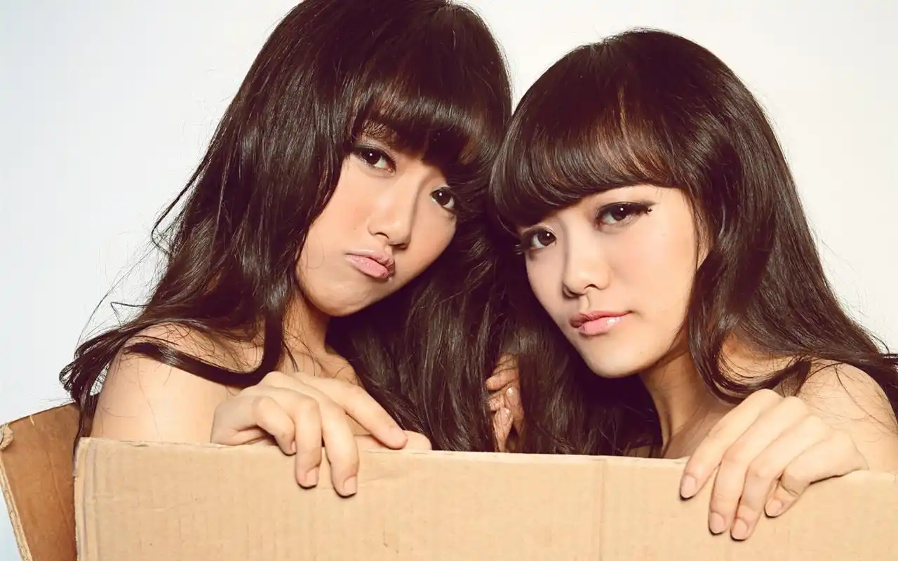 18岁的少女闺蜜写真桌面壁纸