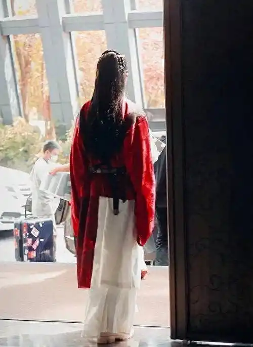 曝罗一舟古装造型,土里土气不敌易烊千玺,网友:刚从土里爬出来_节目