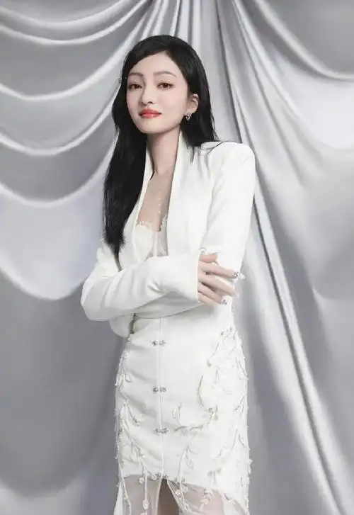 张韶涵白西装配轻纱内衣大秀事业线!雪肤玉貌性感美艳