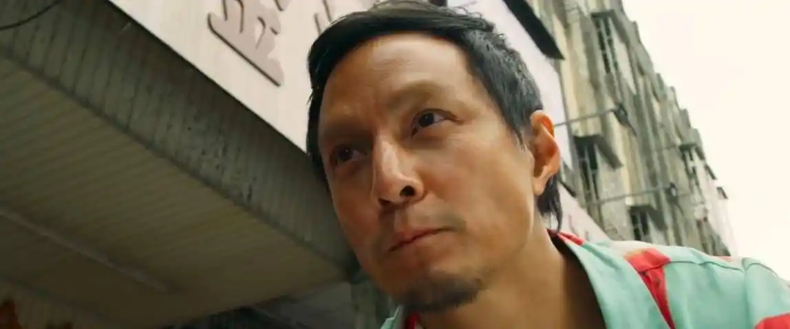 原创除暴片段曝光吴彦祖拿手雷给小孩当玩具胡渣无眉造型亮了