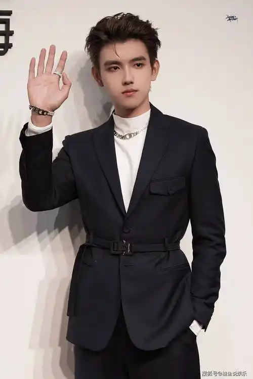 21岁陈飞宇西装造型好帅气,梳大背头宛如贵公子,侧颜好迷人_气质