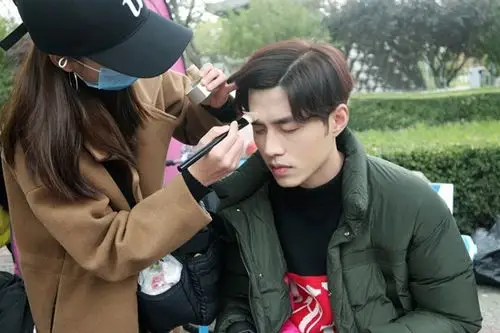 朱凌锋,李南联合执导的校园奇幻爱情剧《我的冰冻男友》正在北京热拍