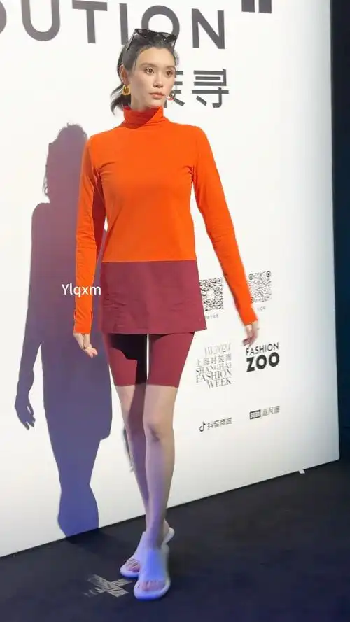 奚梦瑶 橙红运动套装搭配高马尾造型 这大长腿好绝!