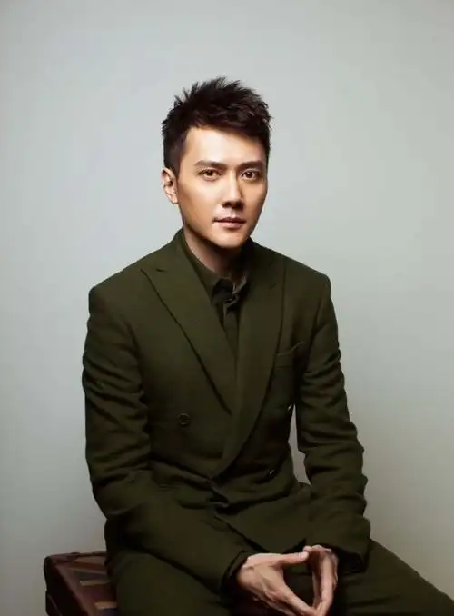 冯绍峰时尚写真曝光 姿态坦然魅力迷人