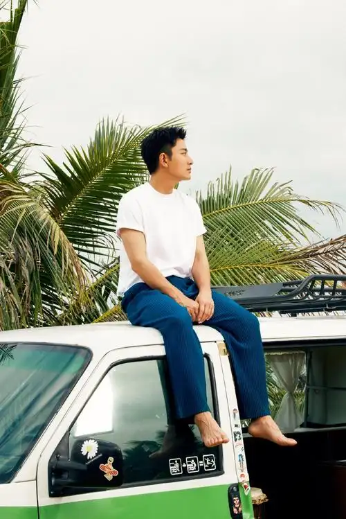 贾乃亮写真大片释出泛舟湖上轻松惬意