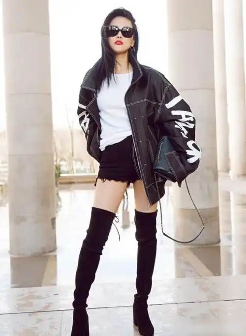 脚踩黑色长靴,原本就是很简单的黑白搭配,但是在袁娅维的诠释下,她却