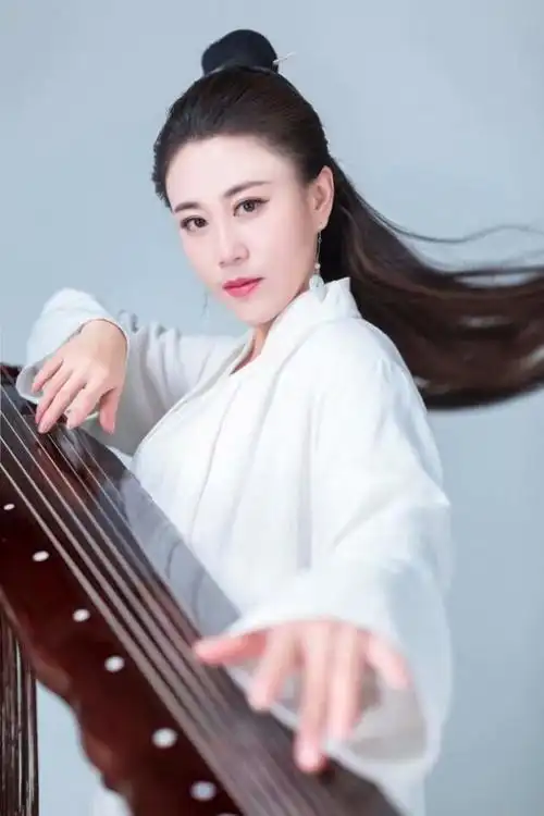 中国内地新锐原创女歌手胡煜梓一首古风新歌《与君》上线啦