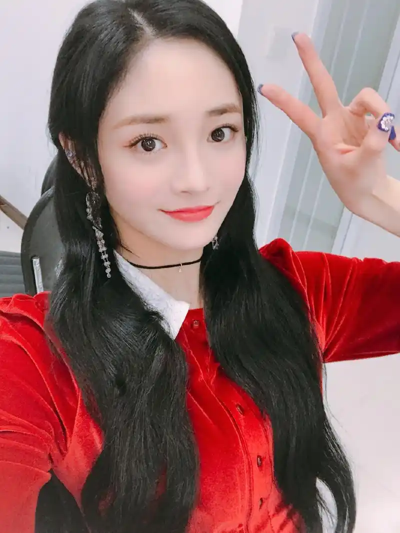 扎双马尾的周洁琼也很好看,而且这张照片上的周洁琼没有化太浓的妆