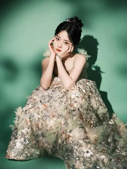 谭松韵超话029969♀15#两小姐s postcard#一抹春意盎然,灵动