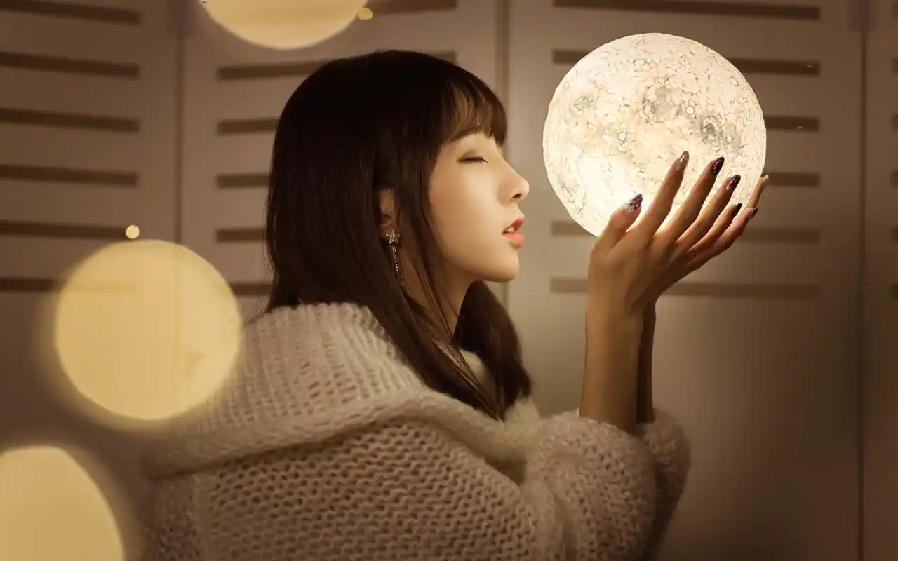 齐刘海美女性感露肩写真图片桌面壁纸