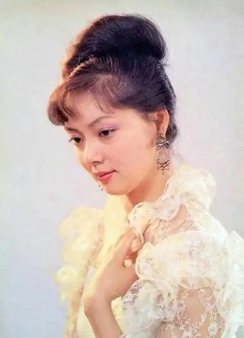 张莉是87版《红楼梦》中饰演薛宝钗的演员,她的扮相和演技都得到了