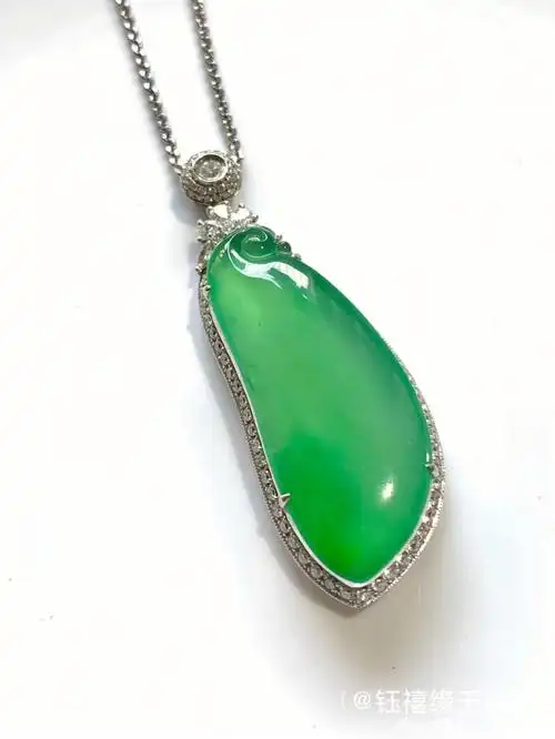 推荐一款超好看的翡翠冰甜绿福瓜吊坠