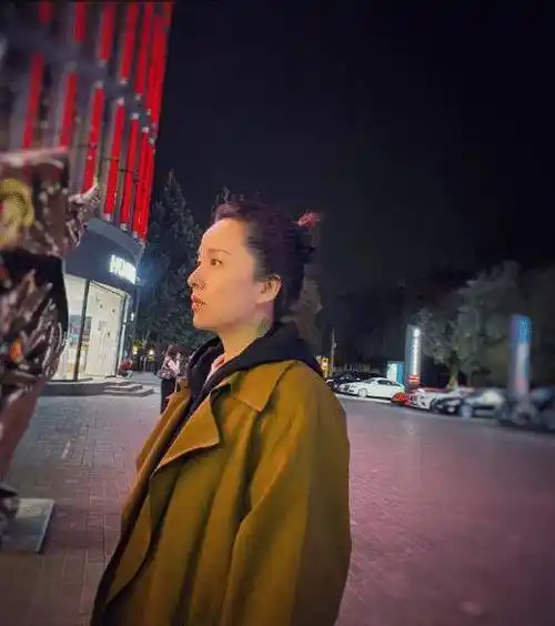 67靳东罕见携妻子现身,45岁李佳素颜清纯嫩似高中生,他却似油腻大叔