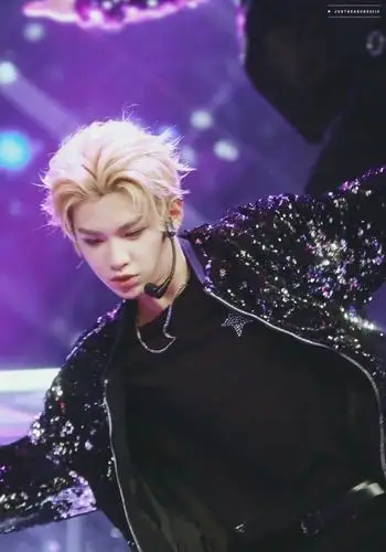 黄明昊黄发来袭