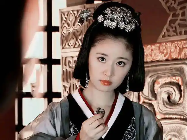 《凤囚凰》里面的"十字髻"则尽力靠近历史,无任何点缀,只看到头发的