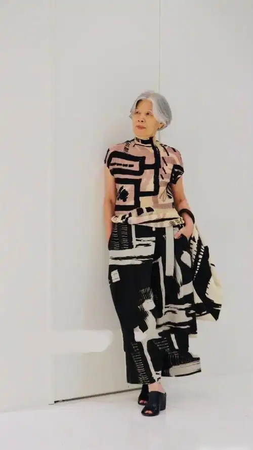 周杰伦罕见同框方文山穿黑衣难掩身材发福叶惠美优雅又时髦