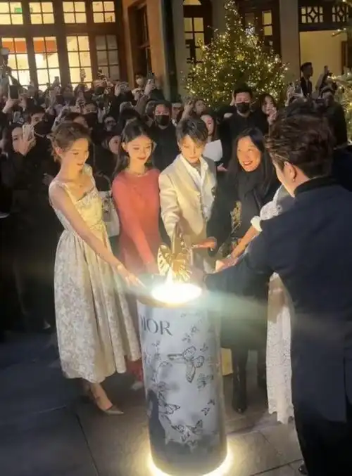 女方眼神躲闪不敢看冯绍峰,两人传过绯闻|倪妮|赵丽颖|马伊琍_网易