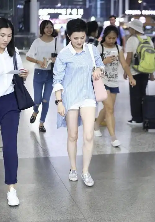 40岁金铭还似没长大的样子穿白卫衣配粉帽子穿皮衣都不显老