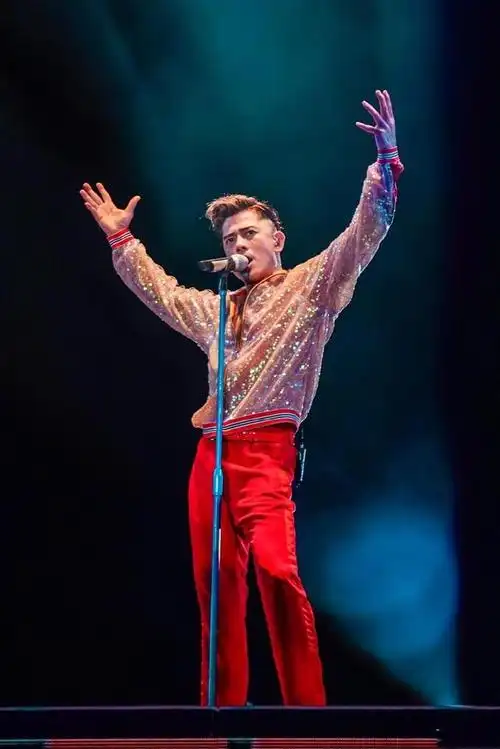 郭富城保养得真好!54岁梳油头穿白polo衫,同框娇妻看不出年龄差