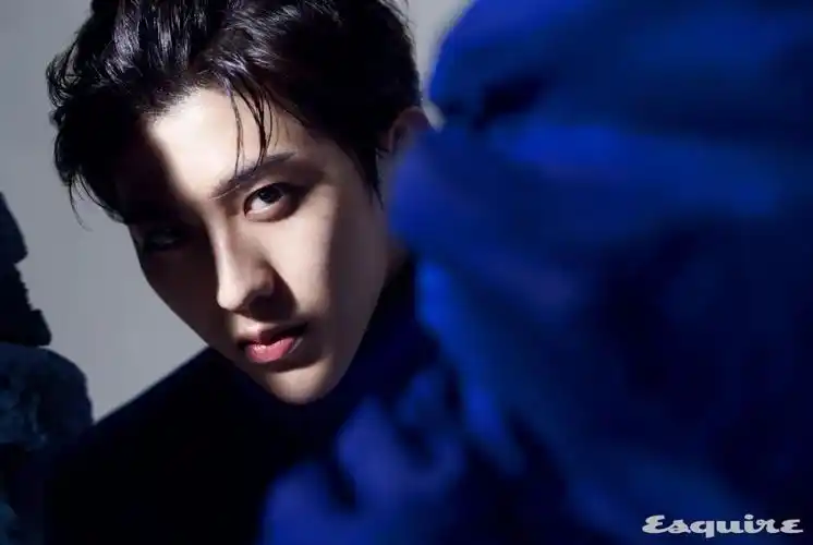 蔡徐坤目光停留最久的,应该是他身着蓝西装,躲在蓝色岩石后的那一套