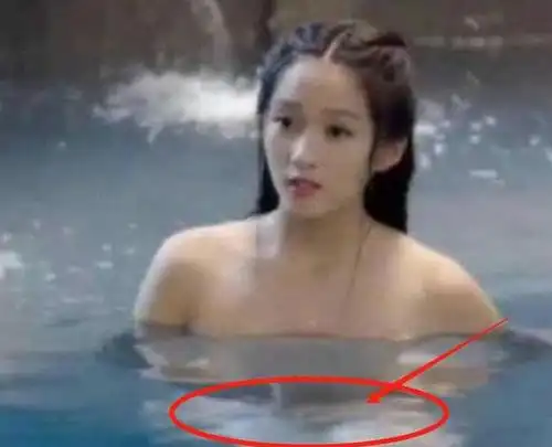 在这个镜头里,关晓彤正在洗澡,不过为什么在水里,会有白色内衣呢?