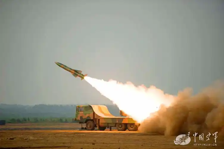 红旗12导弹装弹发射猛照公开