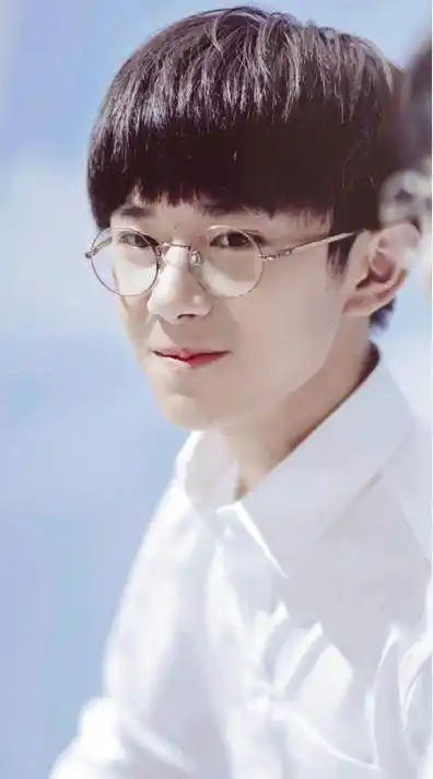 禁欲系小鲜肉戴眼镜的韵味!张艺兴,杨洋,张一山谁才是你的菜?