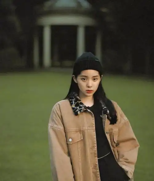 欧阳娜娜人设崩塌白茶系的穿搭时尚女神范露肩展现小性感