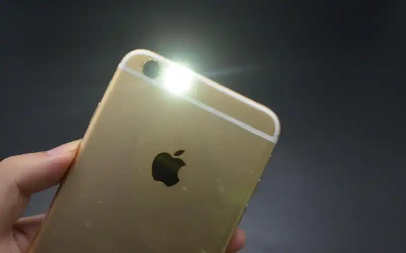 经常用手机手电筒的抓紧看看原来还隐藏着2个实用功能真方便