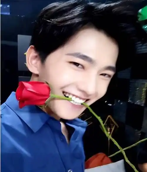 中年油腻还好说,但杨洋年纪轻轻就这样,以后还是得抻着点啊!