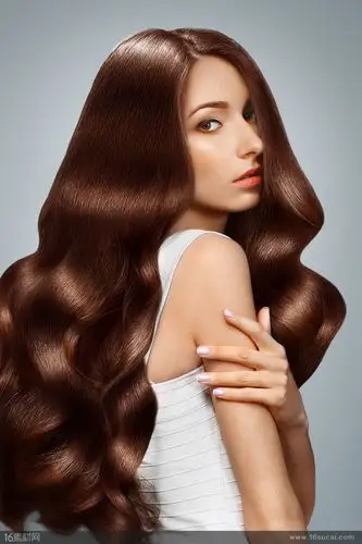 展示红色秀发的亚洲美女高清图片